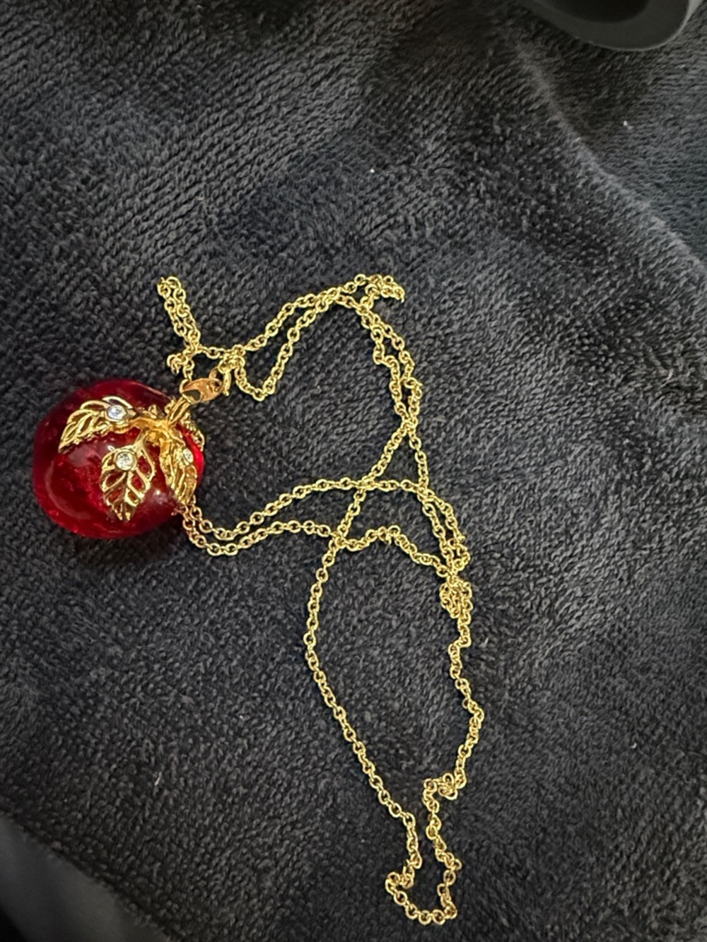 Vintage Avon Gold-Tone Red Lucite Apple Pendant Necklace - Picture 9 of 9